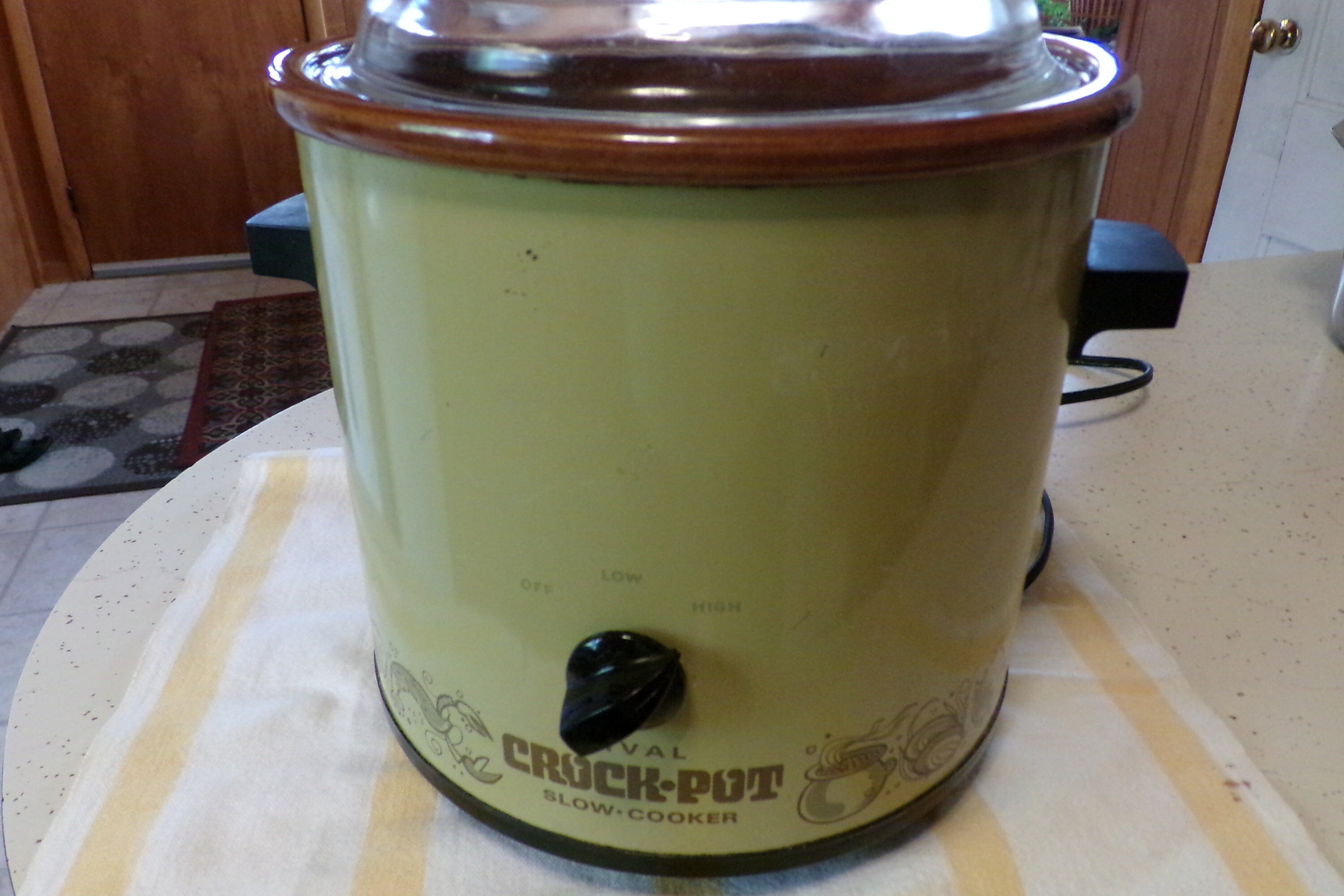 Vintage 1970s Rival Avocado Green 3 1/2 Qt. Crock Pot Slow Cooker