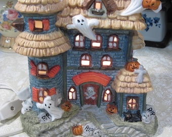 Casa di Halloween in ceramica infestata, villaggio di Halloween illuminato, fantasmi, zucche intagliate, villaggio di case infestate, corda