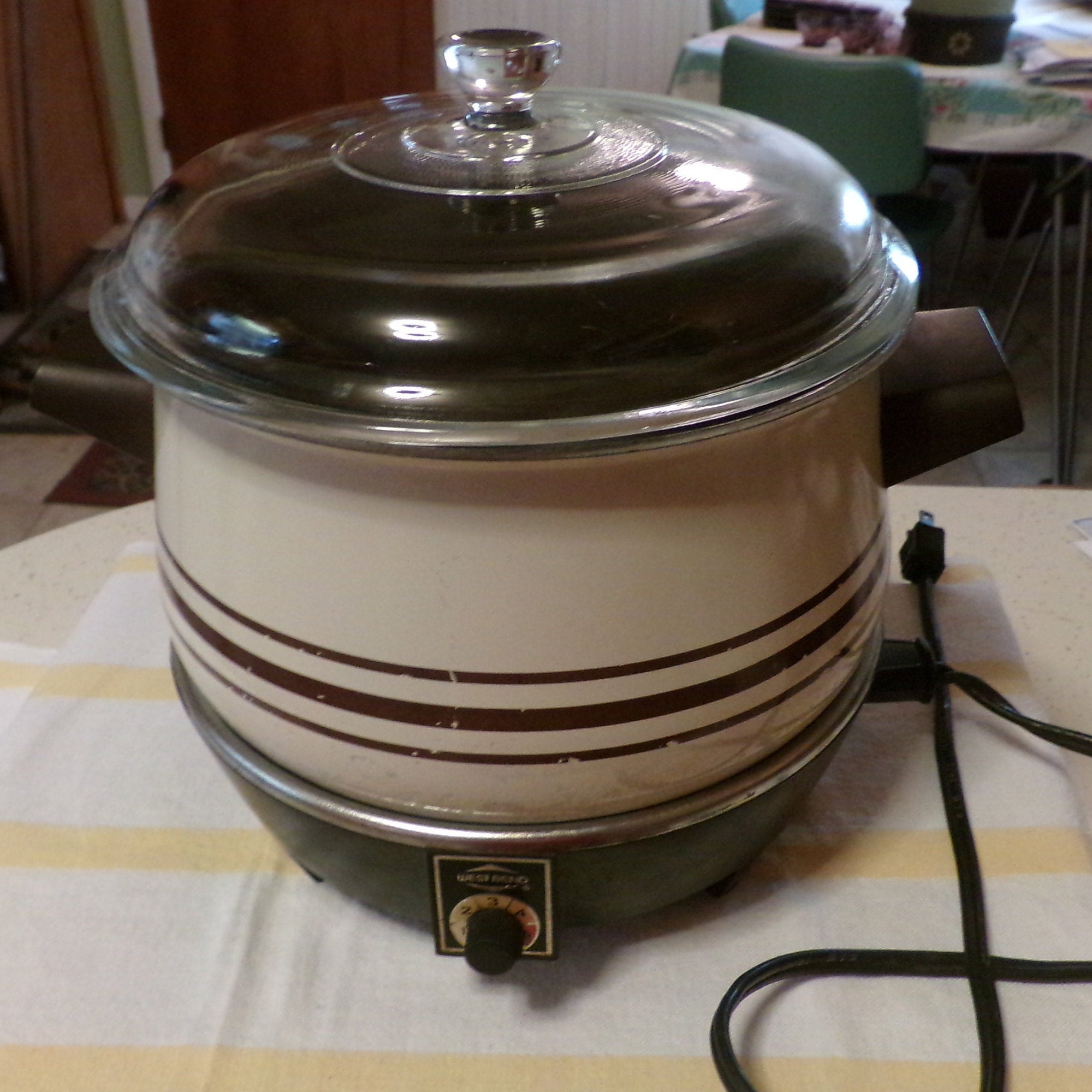West Bend Rectangle Slow Cooker Cream Brown 6 qt. Tall lid