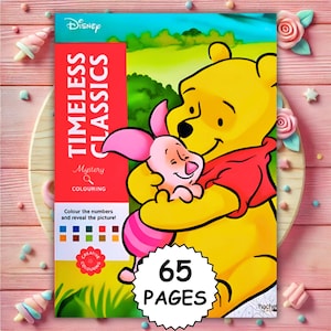Puede incluir: Un libro para colorear de Disney "Timeless Classics" con Winnie the Pooh y Piglet. La portada tiene una pancarta vertical roja con el texto "Timeless Classics" y "Mystery Colouring". El libro tiene 65 páginas.