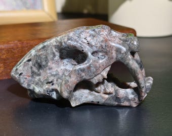 Cráneo de tigre dientes de sable Yooperlite: réplica fluorescente de un gato prehistórico