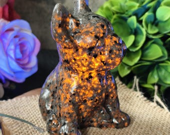 Escultura de bulldog con yooperlita: decoración de animales de cristal