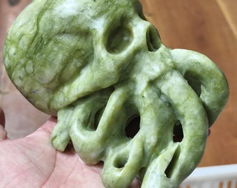Escultura de cráneo de pulpo tallada a mano en jade verde natural y calcita.