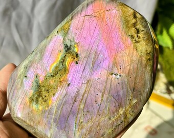 Adorno de labradorita con destellos morados: decoración de cristal curativo pulido