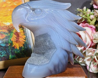 Escultura de calavera de águila en geoda de ágata azul: decoración de tótem animal de cristal