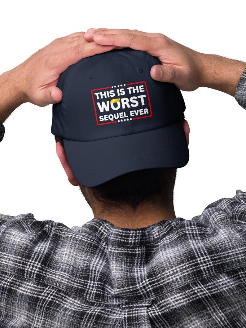 Pu&ograve; includere: Cappellino da baseball blu navy con la scritta "THIS IS THE WORST SEQUEL EVER" in bianco e rosso. Il cappellino ha una visiera curva e una corona strutturata. Il cappello &egrave; indossato.