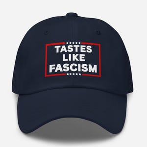 Cappello di protesta anti-Trump: sa di fascismo e satira politica