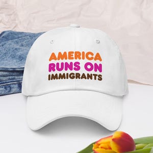 L'America funziona con gli immigrati Cappello: protesta anti-Trump, patriottico
