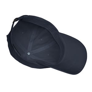 Pu&ograve; includere: Cappellino da baseball blu navy con visiera curva. L'interno presenta un design strutturato con un bottone centrale e un cinturino regolabile. Il cappellino &egrave; realizzato in tessuto resistente.