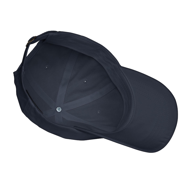 Pu&ograve; includere: Cappellino da baseball blu navy con visiera curva. L'interno presenta un design strutturato con un bottone centrale e un cinturino regolabile. Il cappellino &egrave; realizzato in tessuto resistente.