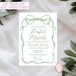 Puede incluir: Una invitación blanca con detalles en acuarela verde y texto. La invitación dice "She Found Her Perfect Matcha" e incluye detalles del evento para Meredith Sanchez. El diseño presenta un lazo y un borde de cinta.