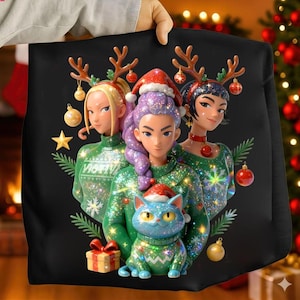 Puede incluir: Sudadera negra con un diseño festivo. Presenta tres figuras estilizadas con cuernos de reno y suéteres navideños. Un gato azul con gorro de Papá Noel está en primer plano. El diseño incluye adornos navideños y una caja de regalo.