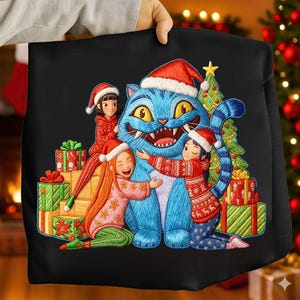 Puede incluir: Sudadera negra con un gato azul con gorro de Papá Noel, rodeado de tres niños con gorros de Papá Noel. El diseño incluye un árbol de Navidad y regalos envueltos, creando un tema festivo navideño.