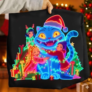 Puede incluir: Sudadera negra con una ilustración de dibujos animados de un gato azul con un gorro de Papá Noel, rodeado de tres personas y regalos de Navidad. El gato y las personas están adornados con luces brillantes, creando una escena festiva.