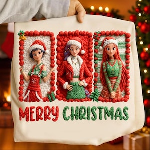 Puede incluir: Cojín navideño color crema con tres mujeres de dibujos animados con gorros de Papá Noel y atuendos festivos. Cada mujer está enmarcada en un borde rojo. Las palabras "MERRY CHRISTMAS" están bordadas en verde en la parte inferior.