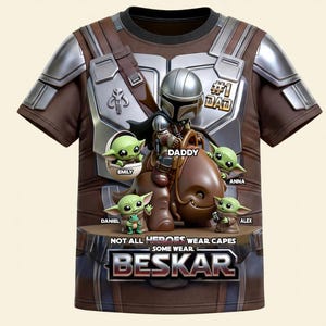 Puede incluir: Camiseta marr&oacute;n con un dise&ntilde;o de un personaje al estilo Mandaloriano y personajes Grogu. El dise&ntilde;o incluye el texto "#1 DAD", "DADDY" y "NOT ALL HEROES WEAR CAPES SOME WEAR BESKAR".