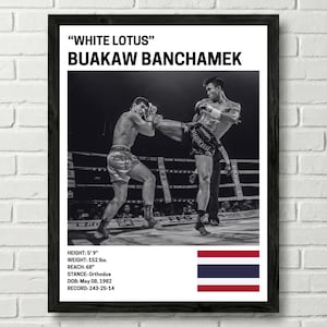 Puede incluir: Impresión enmarcada en blanco y negro que presenta una escena de lucha de Muay Thai. La impresión incluye el texto "WHITE LOTUS" y "BUAKAW BANCHAMEK". Texto adicional proporciona la altura, el peso, el alcance, la postura, la fecha de nacimiento y el récord del luchador. Se muestra la bandera tailandesa.