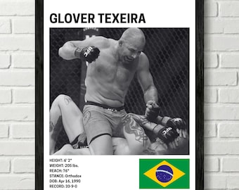 Puede incluir: Impresión en blanco y negro enmarcada del luchador de la UFC Glover Teixeira en acción. La impresión incluye el nombre de Teixeira, su altura, peso, alcance, postura, fecha de nacimiento y récord. También se muestra la bandera brasileña.