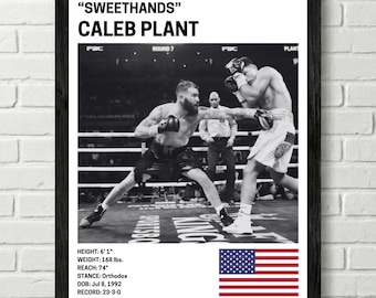 Könnte beinhalten: Schwarz-weiß gerahmtes Poster mit Boxer Caleb Plant während eines Kampfes. Das Poster enthält Plants Namen, Spitznamen und Kampfdetails sowie die amerikanische Flagge. Größe: 185 cm, Gewicht: 76 kg.
