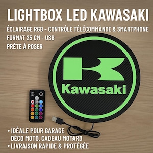 Peut inclure: Une boîte à lumière LED noire et verte avec un logo Kawasaki. La boîte à lumière mesure 25 cm de diamètre et est livrée avec une télécommande. Elle est idéale pour un garage ou comme cadeau pour un passionné de moto.