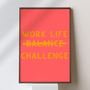 Könnte beinhalten: Ein gerahmter Druck mit rotem Hintergrund und gelbem Text, der "Work Life Balance Challenge" lautet.