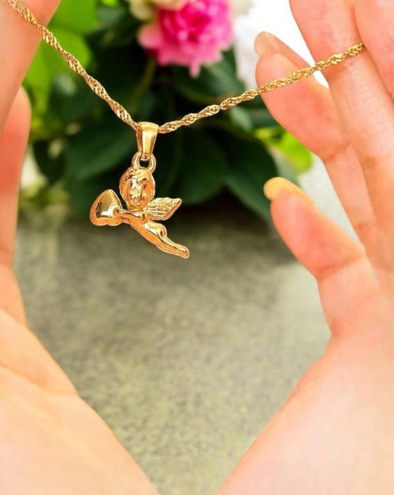 Collana con ciondolo angelo, collana con cuore angelo in acciaio inossidabile dorato, gioielli spirituali per donne, elegante portafortuna, regalo simbolico - Italia