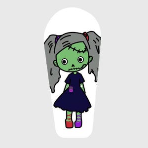Op de afbeelding: Een cartoonillustratie van een meisje met een groene huid en grijs haar, dat een donkerblauwe jurk en rode en paarse schoenen draagt. Ze heeft hechtingen op haar gezicht en houdt een klein paars voorwerp vast.