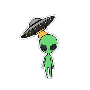 Pode incluir: Um alienígena verde com olhos grandes e uma boca pequena está de pé com um objeto roxo na mão. Um OVNI cinza com luzes amarelas paira sobre o alienígena.