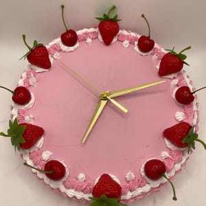 Tortowy zegar ścienny „Strawberry Delight”