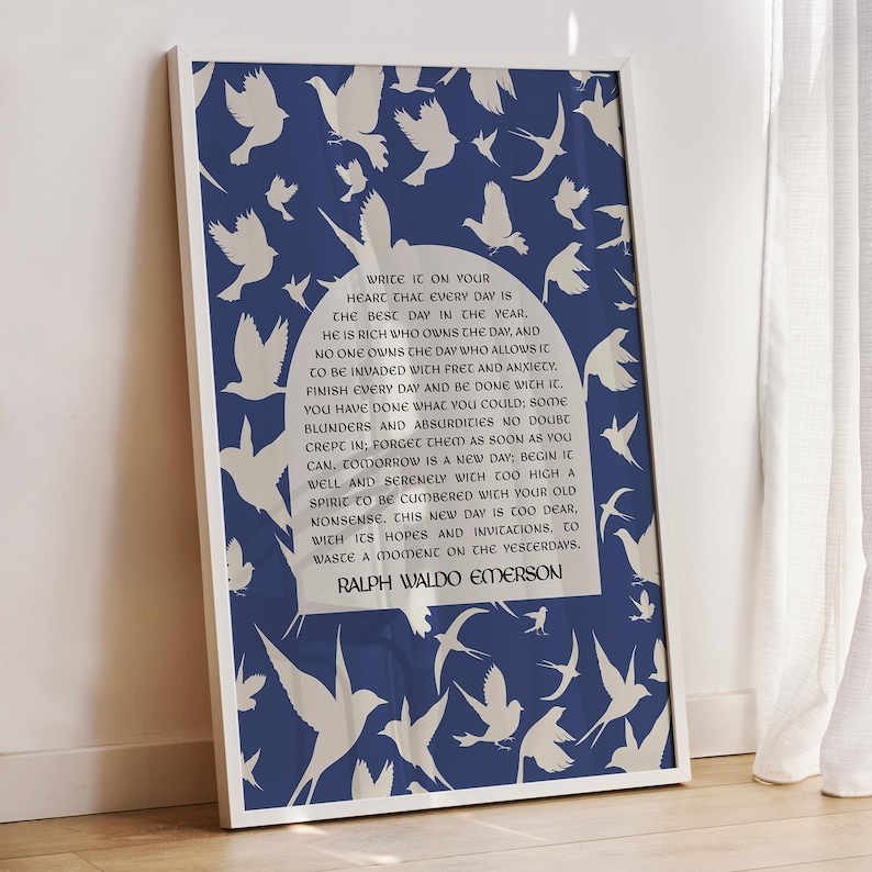 Może przedstawiać: Niebiesko-biały plakat z inspirującym cytatem na białym tle z białymi ptakami latającymi na niebieskim tle. Cytat brzmi: "Napisz w swoim sercu, że każdy dzień jest najlepszym dniem w roku. Bogaty jest ten, kto posiada dzień, a nikt nie posiada dnia, kt&oacute;ry pozwala, by był on nękany przez troski i lęk. Zakończ każdy dzień i pogodź się z nim. Zrobiłeś, co mogłeś; bez wątpienia wkradły się jakieś błędy i absurdy; zapomnij o nich tak szybko, jak tylko możesz. Jutro jest nowy dzień; zacznij go dobrze i spokojnie z duchem zbyt wzniosłym, by obciążać się swoimi starymi nonsensami. Ten nowy dzień jest zbyt cenny, ze swoimi nadziejami i zaproszeniami, by marnować chwilę na wczorajsze. Ralph Waldo Emerson"