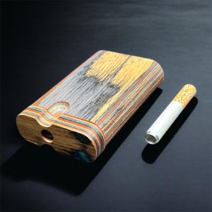 Piroga in legno arcobaleno realizzata a mano con la tua scelta di pipa One-Hitter