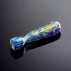 Mundgeblasene einzigartige Chillum Glaspfeife aus langlebigem, dickem Glas mit goldenen und blauen Akzenten