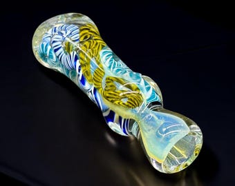 Chillum de vidrio soplado a mano con espirales azules, amarillas y aguamarina, fabricado en EE. UU.