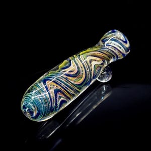 Puede incluir: Una pipa de vidrio con un patrón de remolino de azul, verde, amarillo y blanco.