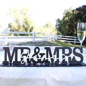 Mr & Mrs Wedding Sign,Wedding Table Sign,Wedding Decor,Bride and Groom Sign,Newlyweds Gift,Mr and Mrs Decor,Sweetheart Head Table Decor