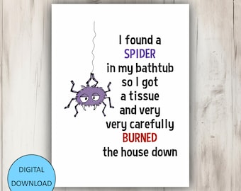 Peut inclure: Une impression rectangulaire blanche avec une araignée violette dessinée suspendue à un fil. Le texte indique : I found a SPIDER in my bathtub so I got a tissue and very very carefully BURNED the house down. Un cercle bleu indique DIGITAL DOWNLOAD.