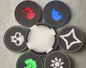 Lleva la magia a tu mesa con este juego de 6 posavasos de maná inspirados en Magic The Gathering: ¡un gran regalo para los jugadores!