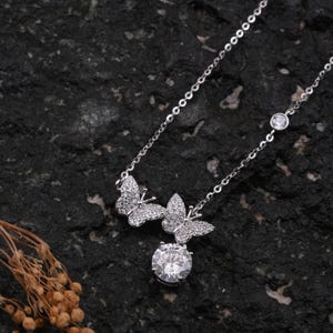 チェーン付きバタフライチャームペンダント – 自然からインスピレーションを得たジュエリー | 925スターリングシルバー | モアッサナイトダイヤモンド