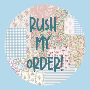 Puede incluir: Un gráfico circular sobre un fondo azul claro, con un patchwork de patrones florales y de cuadros vichy en rosa, azul y blanco. El texto "RUSH MY ORDER!" en escritura turquesa cruza el centro del diseño.
