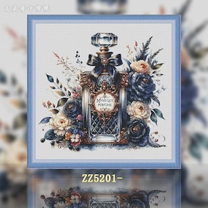 Puede incluir: Diseño de punto de cruz que presenta un frasco de perfume con el texto "Mystique Perfume". El frasco está rodeado de flores y follaje azules y crema, enmarcado en un marco azul. El diseño incluye un lazo y detalles intrincados.