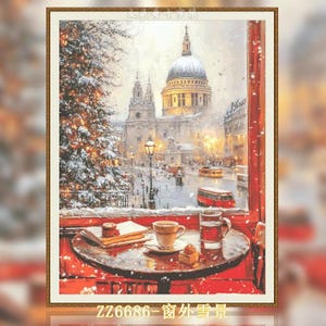 Może przedstawiać: Oprawiony obraz przedstawiający zaśnieżoną scenę uliczną w Londynie z katedrą św. Pawła w tle. Na stole na pierwszym planie książka, filiżanka herbaty, mały deser i szklanka płynu. Tekst "ZZ6686 - 窗外雪景" znajduje się na dole.
