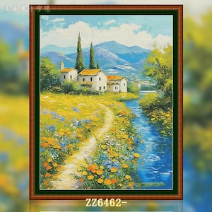 Puede incluir: Pintura de paisaje enmarcada que representa una escena rural serena. Un camino sinuoso conduce a través de un campo de flores amarillas y naranjas hacia edificios blancos con tejados naranjas. Un río azul fluye junto al camino, con montañas al fondo. El texto "ZZ6462-" está en la parte inferior.