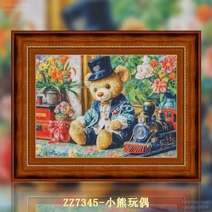 Puede incluir: Obra de arte de punto de cruz en un marco de madera que presenta un oso de peluche con sombrero de copa y traje, sentado cerca de un tren de juguete y flores. La obra de arte tiene un diseño detallado y colorido con el texto "ZZ7345-小熊玩偶".