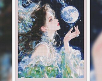 Può includere: Ricamo a punto croce di una donna che guarda la luna piena. L'opera presenta una donna con lunghi capelli e un vestito nei toni del blu e del verde. La luna è dettagliata con crateri e stelle. Il testo "ZZ6969- 拢月少女" è in basso.