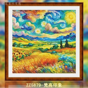 Puede incluir: Un paisaje bordado en punto de cruz enmarcado con un estilo impresionista vibrante. La obra de arte representa un campo de girasoles, trigo y flores silvestres bajo un cielo arremolinado y colorido con un sol y estrellas brillantes. El marco es de madera oscura.