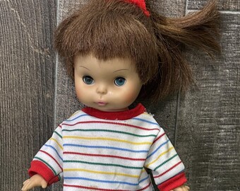 Muñeca Horseman vintage de 1972 n.° 8, niña, cabello castaño, ojos durmientes, atuendo de los años 70.