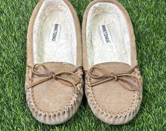 Minnetonka Cally Faux Fur Shearling Tan Suede Cozy Moccasin Slippers Sz. 10