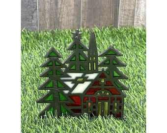 Portavelas navideño vintage con forma de árbol de cabaña y vidrieras.