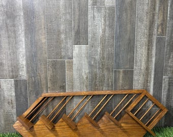 Estantería de pared de madera con diseño geométrico y estilo vintage de mediados de siglo (MCM).