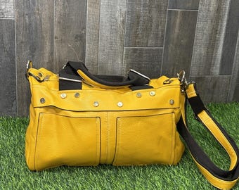 Bolso bandolera Mellow World de piel sintética amarilla con tachuelas.